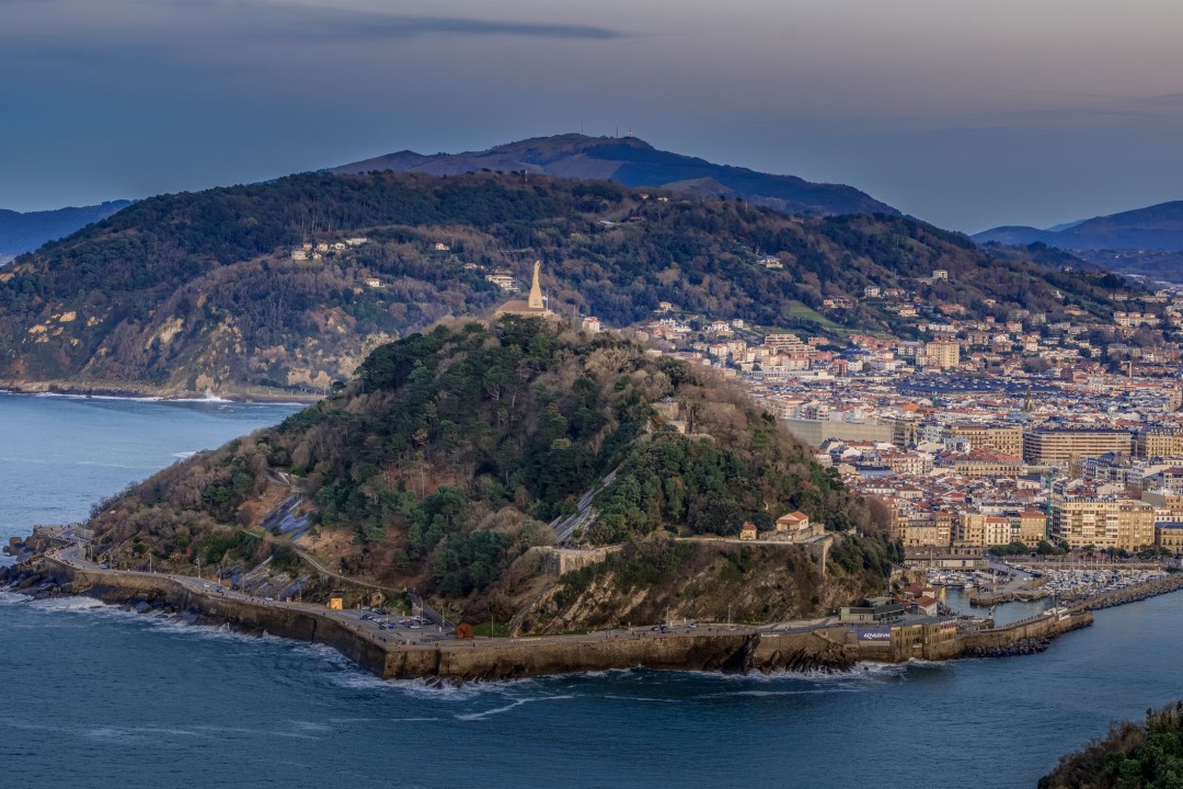 A scenic overlook in northern Spain has once again become the site of tragedy. A 38-year-old British man died Friday after falling an estimated 400 feet from an observation point on Mount Urgull in San Sebastián, the Liverpool Echo and Independent report, cit…