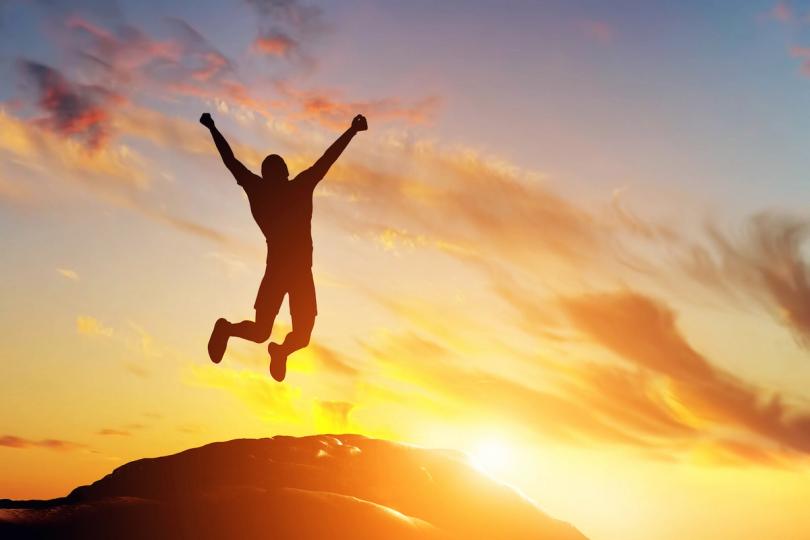 UNI surged after Standard Chartered set a $100 long-term target, and HYPE and solana led a broad altcoin bid. Bitcoin held near $66,000 as oil fell to a three-month low and the Fed met for the first time under Kevin Warsh.