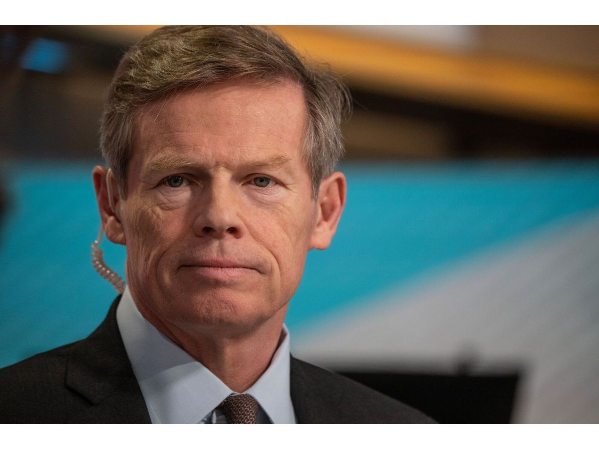 JPMorgan Chase & Co.’s asset-management arm is urging investors to stick with stocks and other higher-risk assets in the second half of 2026, arguing that an AI investment boom and resilient consumers should keep the expansion intact despite persistent inflat…